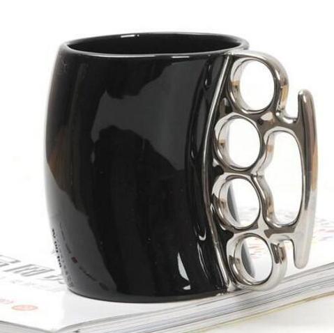Mug design original noir poing américain