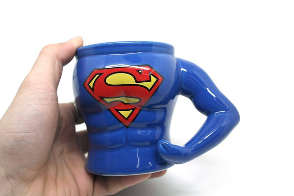 mug superman dans la main