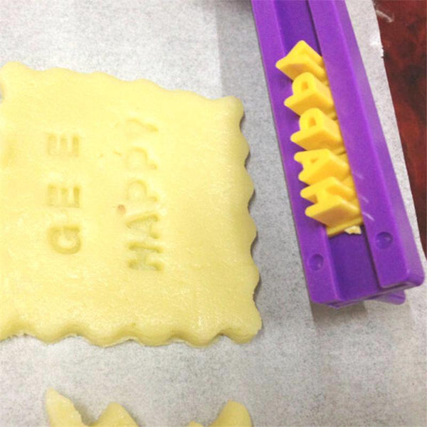 Tampon lettres pour créer des mots sur les biscuits