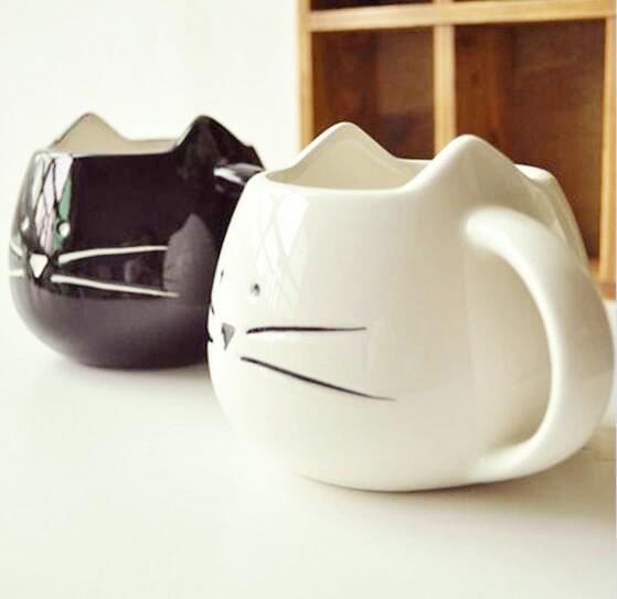 Mug noir et mug blanc en céramique
