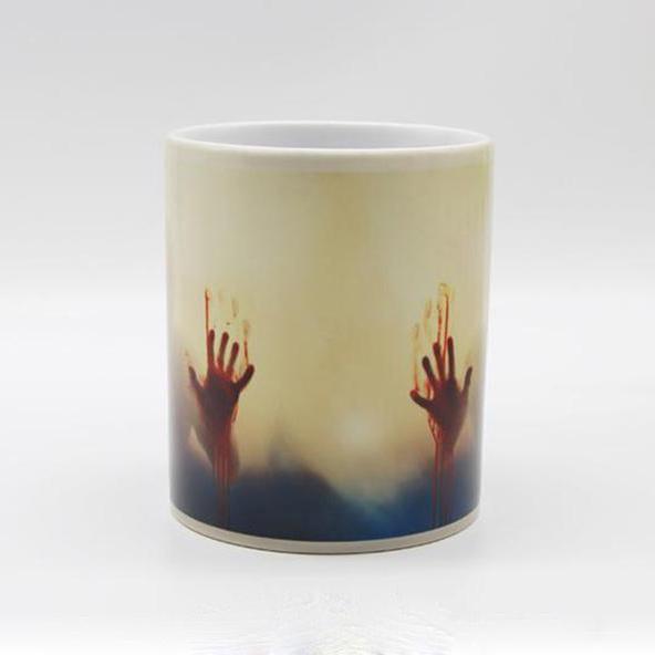 Mug thermoréactif avec mains pleine de sang et zombie