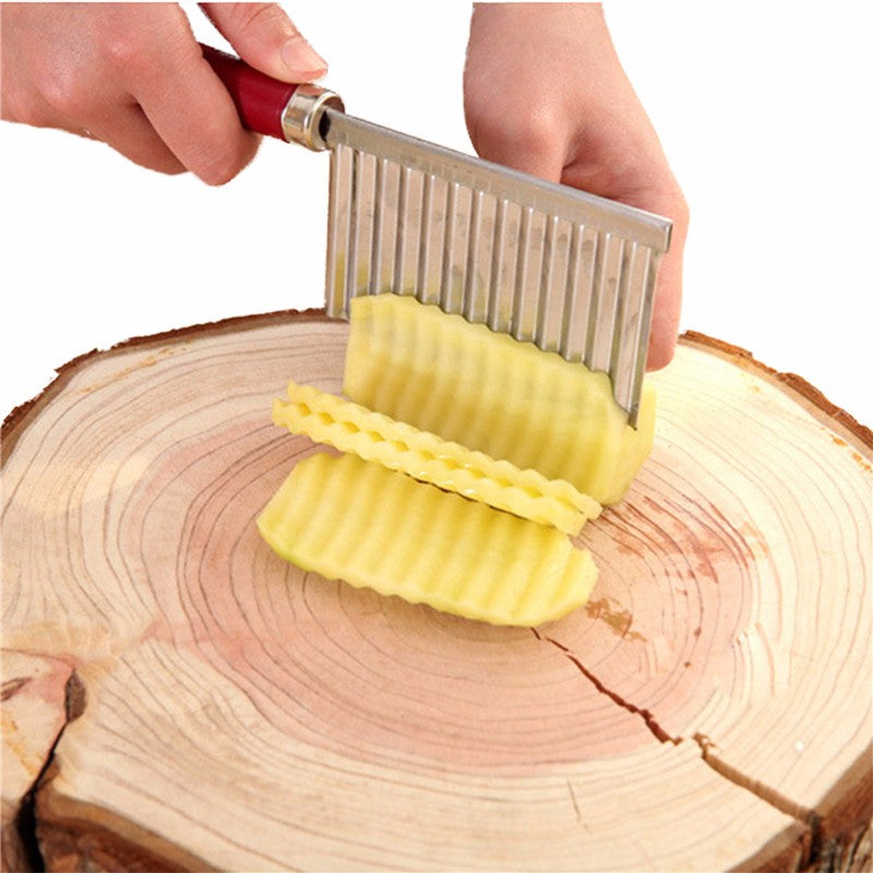 Couteau à lame ondulée pour trancher la pomme de terre