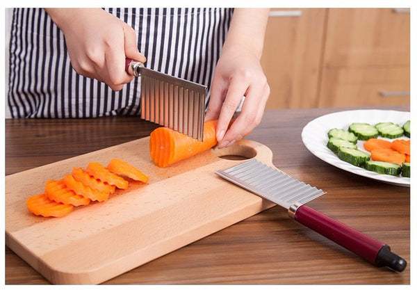 Couteau à lame ondulée pour couper les carottes
