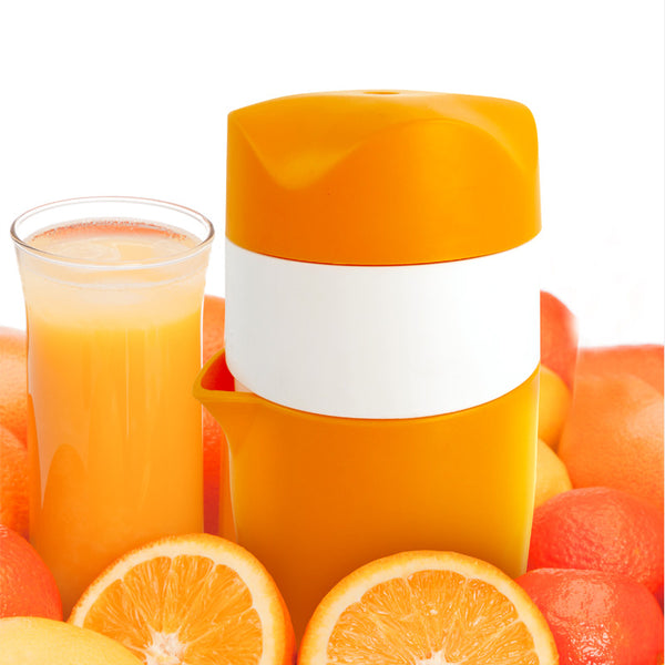 Presse orange avec un verre d'orange