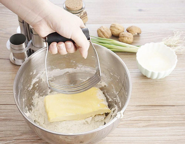 Mélanger le beurre et la farine avec le mélangeur manuel