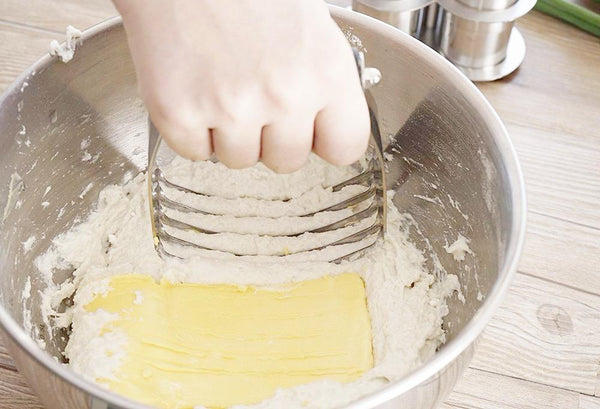 Mélange du beurre et de la farine pour faire un gâteau