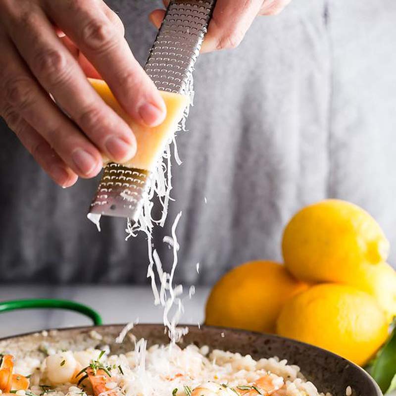 Râpe Fromage Et Zesteur Agrumes RQzaufania - Lame Tranchante Acier Inoxydable Noir - Parfait Pour Ail, Gingembre, Parmesan