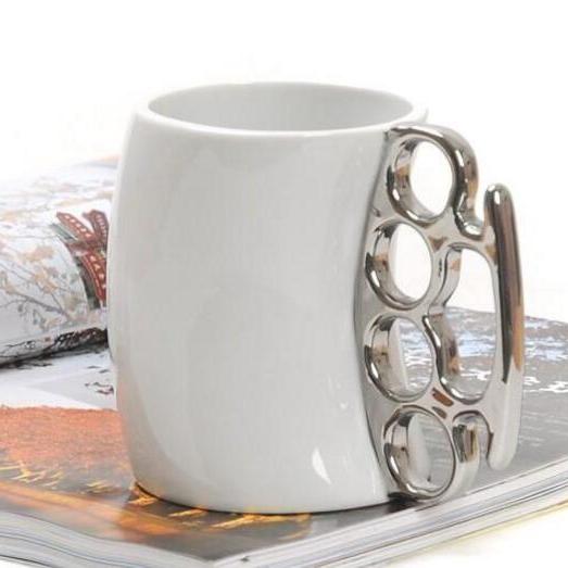 Mug design original blanc poing américain