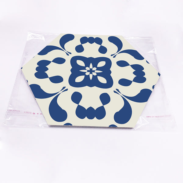 Dalle adhésive forme hexagone bleu et blanc écru avec motif