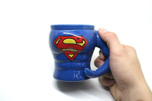 mug superman tenu par la poignée