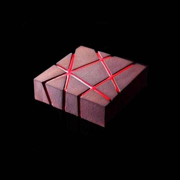 Gâteau carré futuriste au chocolat avec lignes diagonales