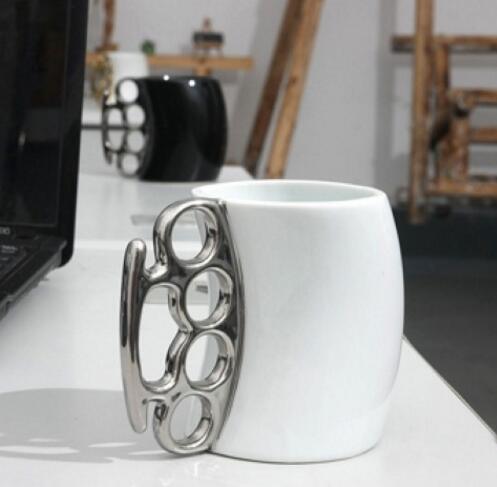 Mug design original coup de poing, blanc et argent