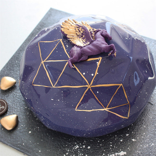 Pâtisserie artistique - Gâteau violet créé avec le moule diamant